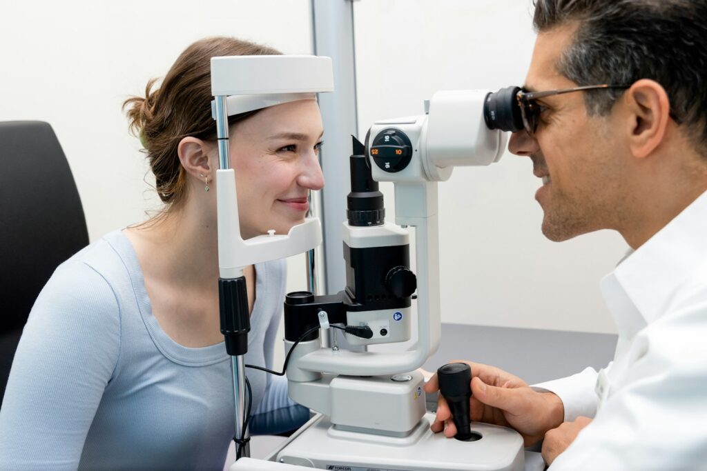 Optiker undersøger patient